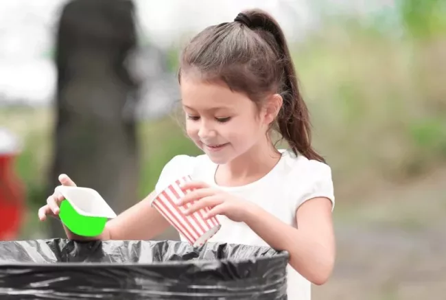 Как научить ребенка не мусорить?